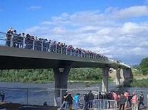 Menschen auf der Brücke